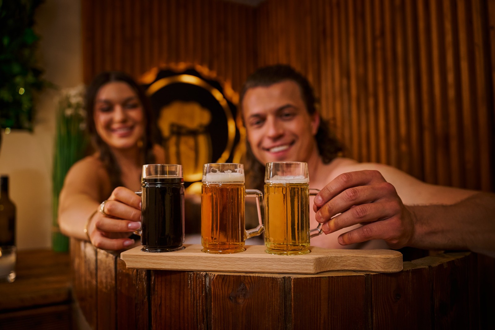 para w piwnej kąpieli degustuje piwa